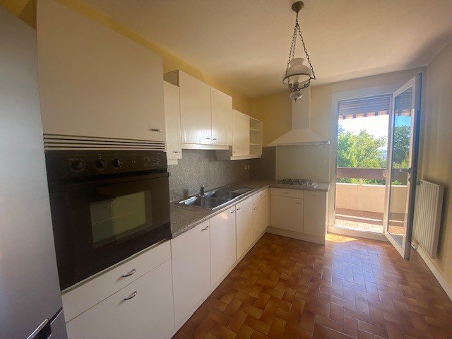 APPARTEMENT T3 A LOUER - ST GENIS LAVAL Centre-Bourg - 69.5 m2 - 975 &euro; charges comprises par mois