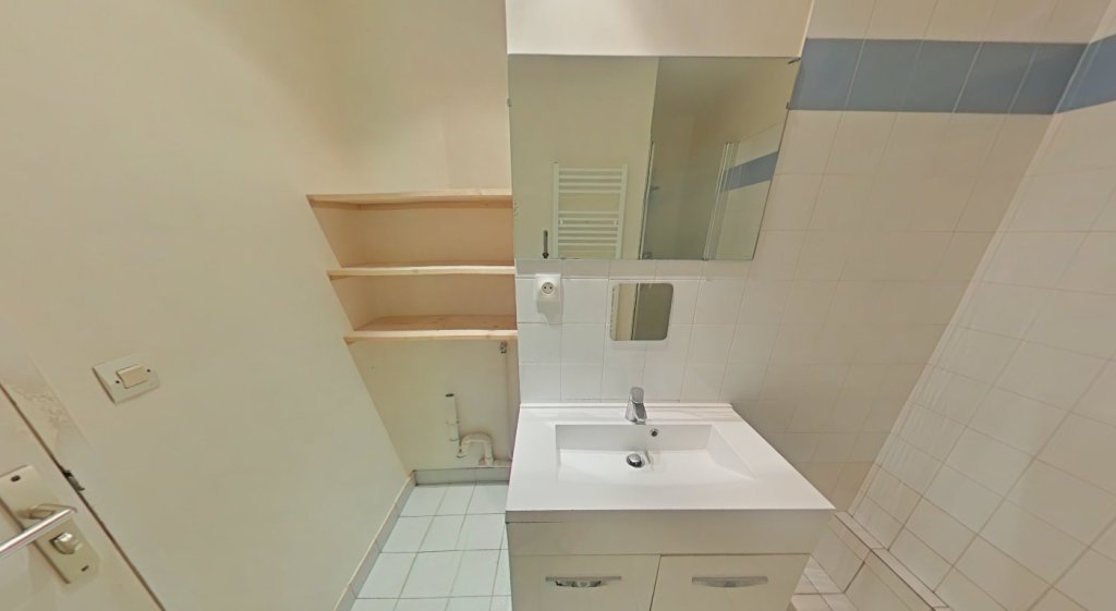 APPARTEMENT T4 A LOUER - LYON 1ER ARRONDISSEMENT Terreaux-Bat-d-Argent - 83.72 m2 - 1 350 &euro; charges comprises par mois