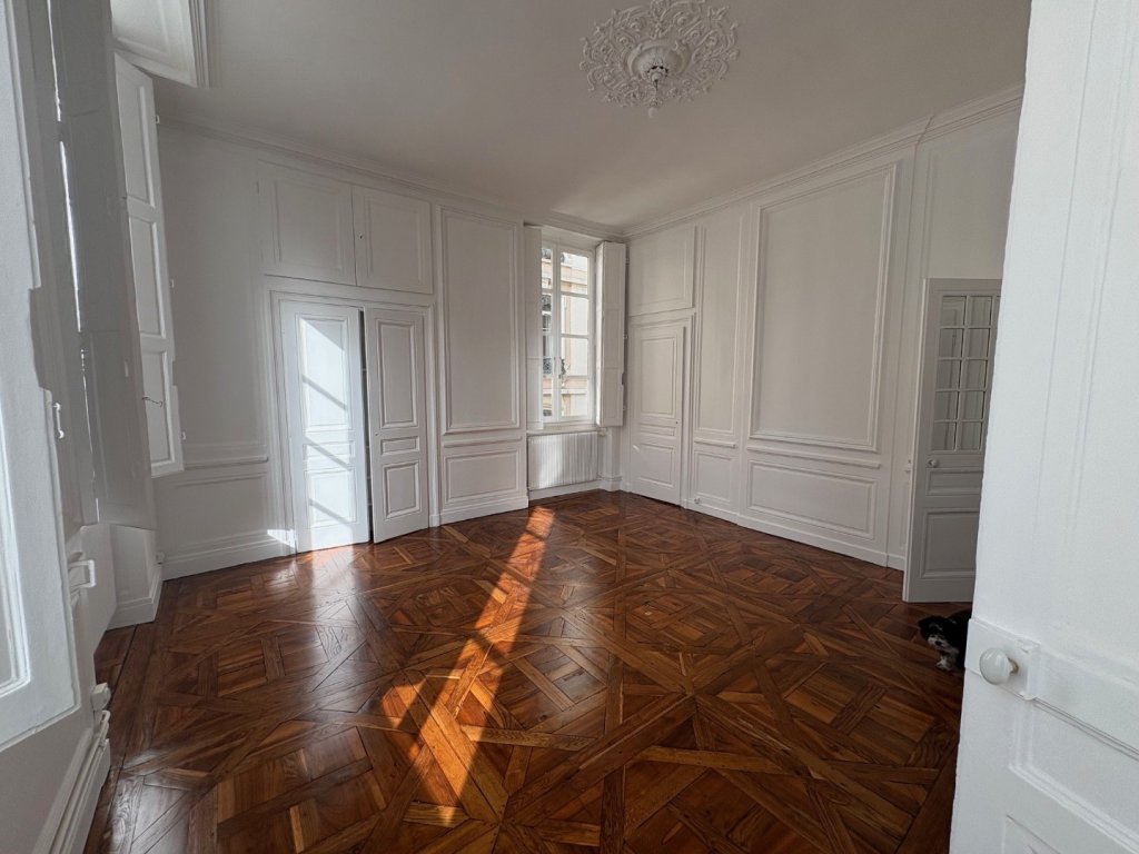 APPARTEMENT T4 A LOUER - LYON 1ER ARRONDISSEMENT Mairie-Martiniere - 107.61 m2 - 1�895�&euro; charges comprises par mois