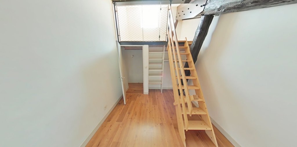 APPARTEMENT T4 A LOUER - LYON 2EME ARRONDISSEMENT Ampere-Ainay - 78.31 m2 - 1 345 &euro; charges comprises par mois