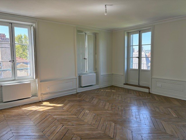 APPARTEMENT T4 A LOUER - LYON 3EME ARRONDISSEMENT Jussieu - 144 m2 - 2 225 &euro; charges comprises par mois