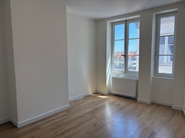APPARTEMENT T4 A LOUER - LYON 3EME ARRONDISSEMENT Jussieu - 144 m2 - 2 225 &euro; charges comprises par mois