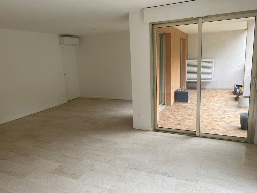 APPARTEMENT T4 A LOUER - LYON 4EME ARRONDISSEMENT Lyon Plage-Ypres - 113.6 m2 - 1 989 &euro; charges comprises par mois