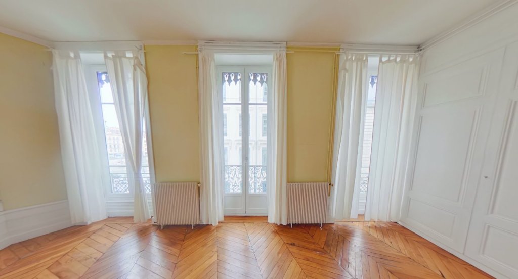 APPARTEMENT T4 A LOUER - LYON 5EME ARRONDISSEMENT Saint-Paul - 111.99 m2 - 1 500 &euro; charges comprises par mois