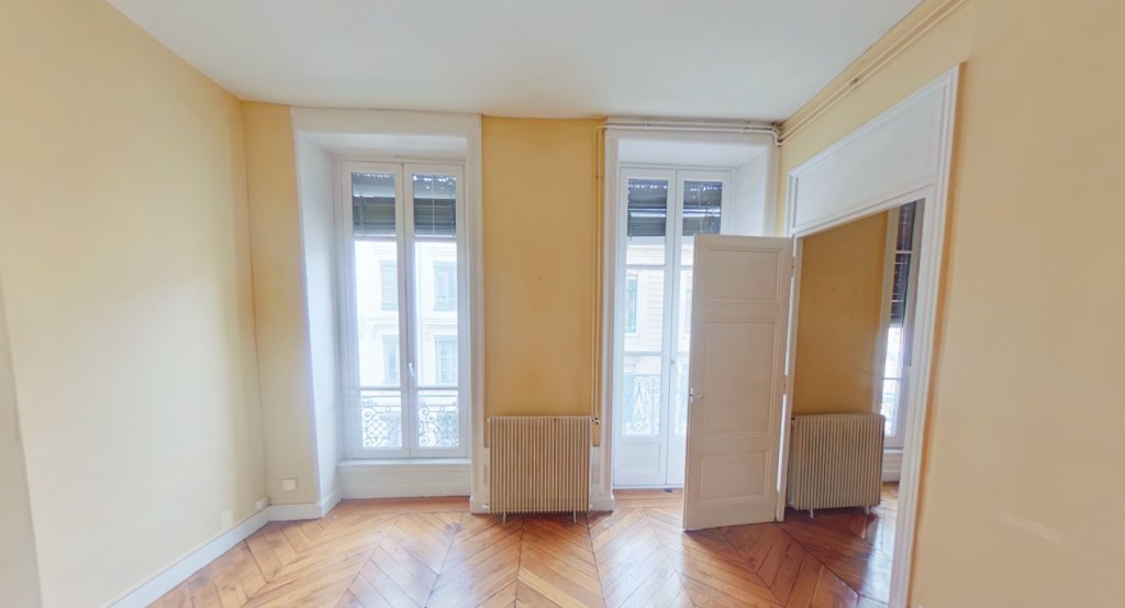 APPARTEMENT T4 A LOUER - LYON 5EME ARRONDISSEMENT Saint-Paul - 111.99 m2 - 1 500 &euro; charges comprises par mois
