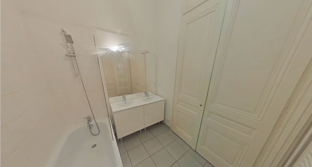 APPARTEMENT T4 A LOUER - LYON 6EME ARRONDISSEMENT Moliere - 125.74 m2 - 1 940 &euro; charges comprises par mois