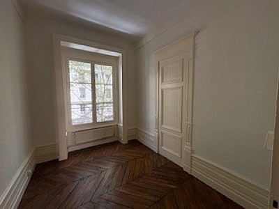 APPARTEMENT T4 A LOUER - LYON 7EME ARRONDISSEMENT Stalingrad - 84.79 m2 - 1 215 &euro; charges comprises par mois