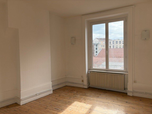 APPARTEMENT T4 A LOUER - LYON 7EME ARRONDISSEMENT Stalingrad - 107.54 m2 - 1 590 &euro; charges comprises par mois