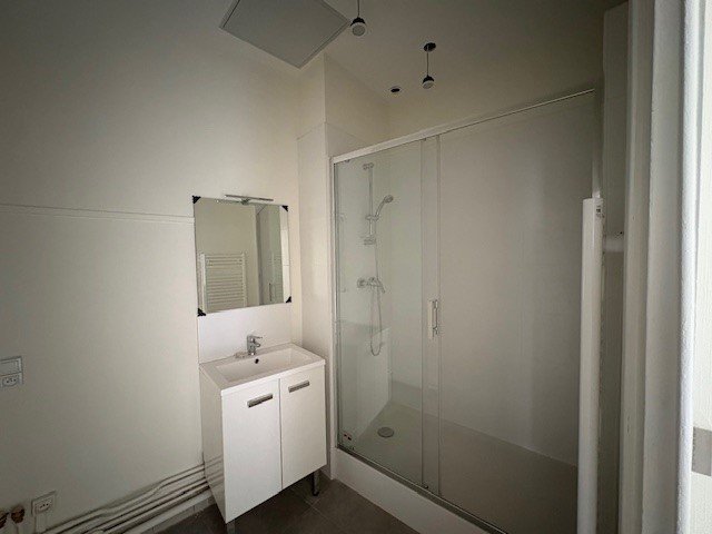 APPARTEMENT T4 A LOUER - LYON 7EME ARRONDISSEMENT Stalingrad - 107.54 m2 - 1 590 &euro; charges comprises par mois