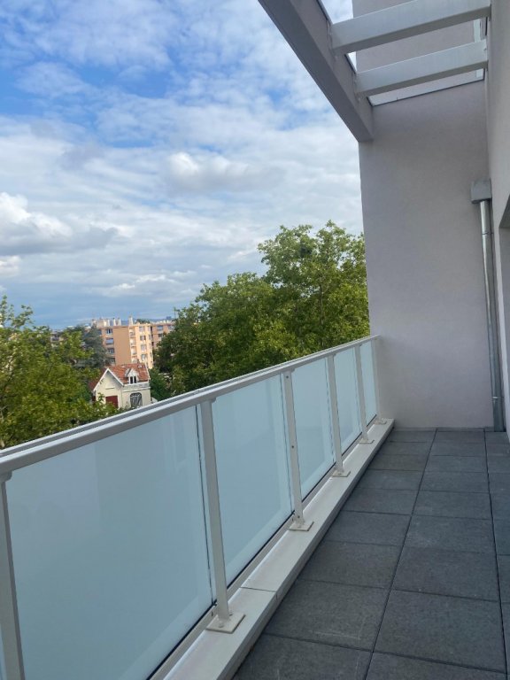 APPARTEMENT T4 A LOUER - VENISSIEUX - 82 m2 - 1 317,63 &euro; charges comprises par mois