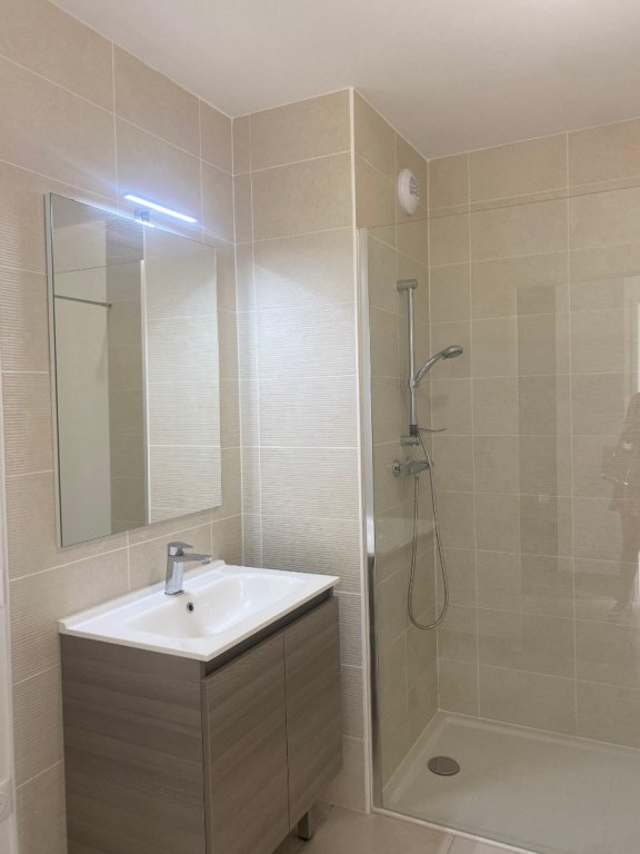 APPARTEMENT T4 A LOUER - VENISSIEUX - 82 m2 - 1 317,63 &euro; charges comprises par mois