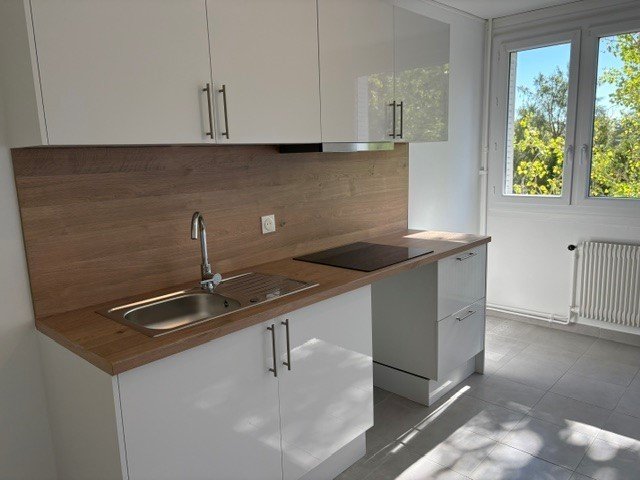 APPARTEMENT T5 A LOUER - ECULLY Centre - 99.82 m2 - 1 420 &euro; charges comprises par mois