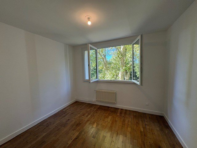APPARTEMENT T5 A LOUER - ECULLY Centre - 99.82 m2 - 1 420 &euro; charges comprises par mois