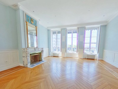 APPARTEMENT T5 A LOUER - LYON 1ER ARRONDISSEMENT Terreaux-Bat-d-Argent - 170.73 m2 - 2 725 € charges comprises par mois