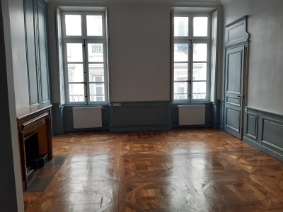 APPARTEMENT T5 A LOUER - LYON 2EME ARRONDISSEMENT - 140,57 m2 - 2060 € charges comprises par mois