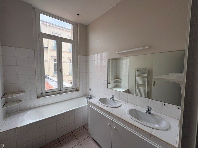 APPARTEMENT T5 A LOUER - LYON 6EME ARRONDISSEMENT Moliere - 107.48 m2 - 1 850 &euro; charges comprises par mois