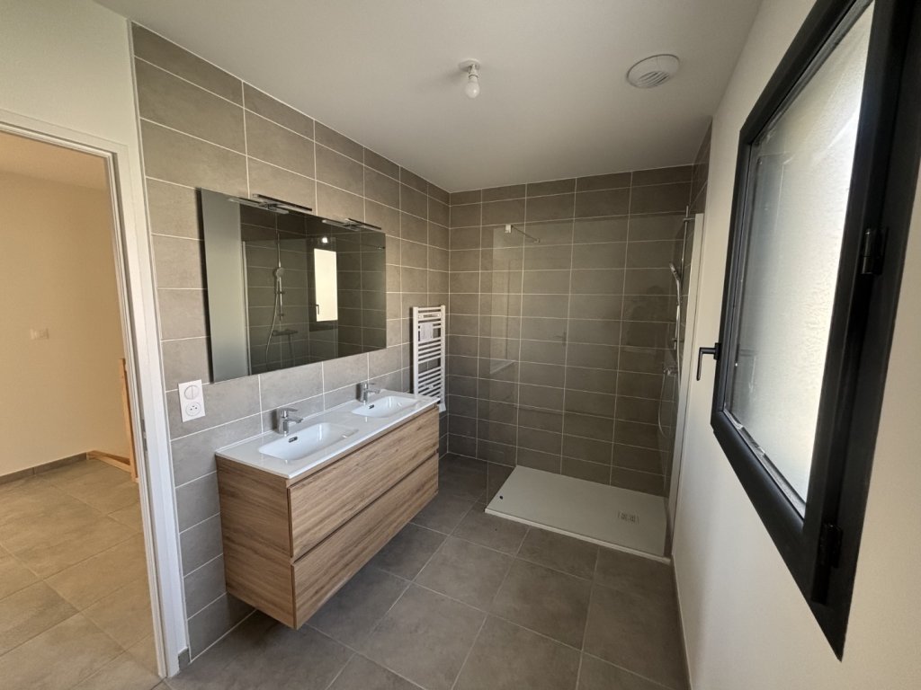 APPARTEMENT T5 A LOUER - VINDRY SUR TURDINE - 90.43 m2 - 1 250 &euro; charges comprises par mois