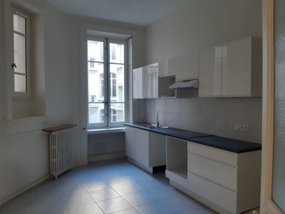 APPARTEMENT T6 A LOUER - LYON 2EME ARRONDISSEMENT - 233,85 m2 - 2970 € charges comprises par mois