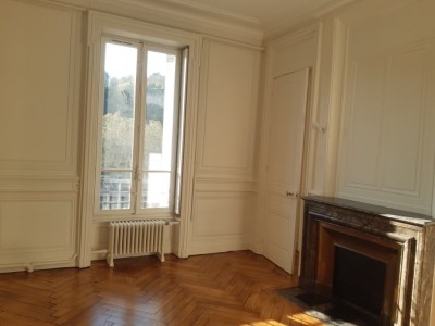 APPARTEMENT T6 A LOUER - LYON 2EME ARRONDISSEMENT - 233,85 m2 - 2970 € charges comprises par mois