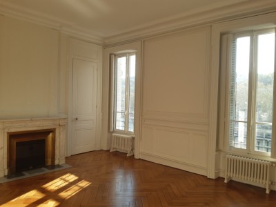 APPARTEMENT T6 A LOUER - LYON 2EME ARRONDISSEMENT - 233.85 m2 - 2970 € charges comprises par mois